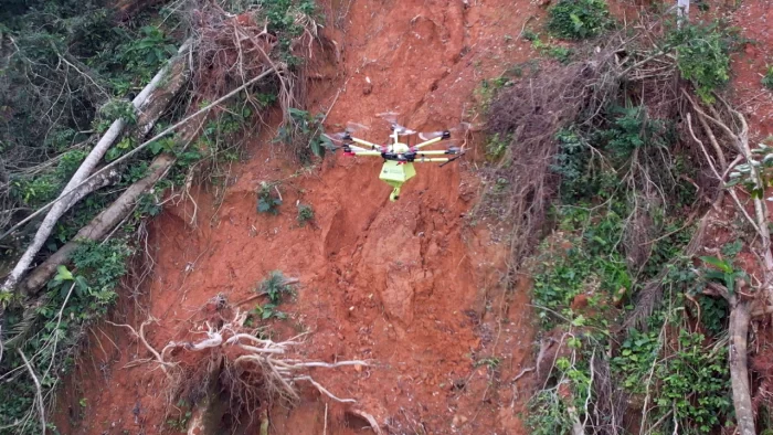 Drone ajuda a reflorestar trechos da Serra do Mar, em São Paulo, destruídos pelos temporais de fevereiro Divulgação
