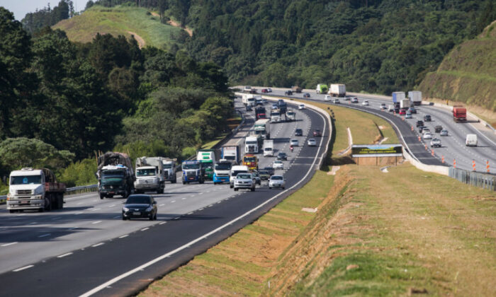 Acidente entre caminhão-tanque e carreta provoca vazamento de óleo e interdita Rodovia dos Bandeirantes