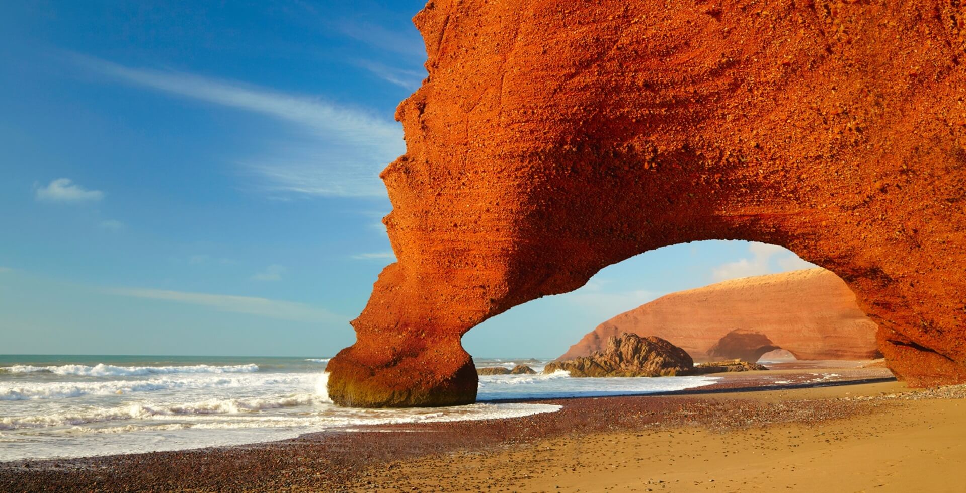 Footer Arcos vermelhos na costa do Oceano Atlântico. Marocco