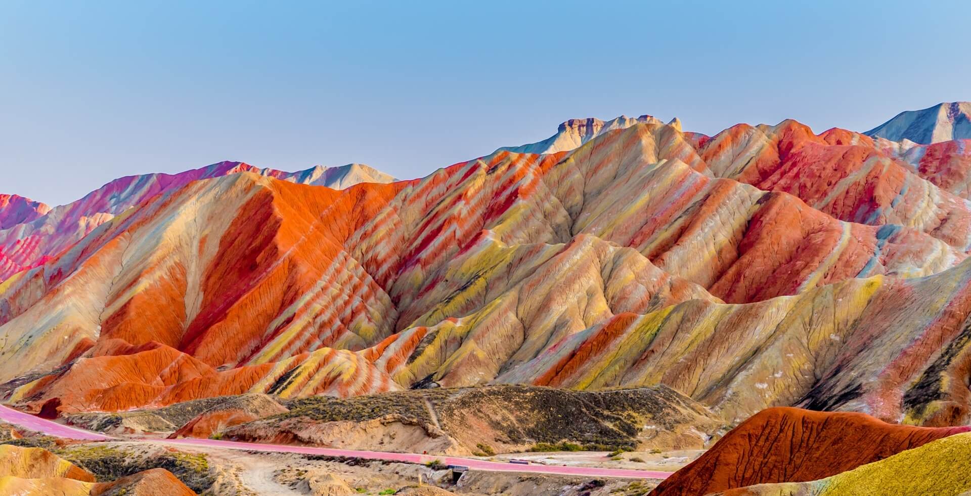 Footer Cenário incrível da montanha do arco-íris e fundo do céu azul no pôr do sol. Geoparque Nacional Zhangye Danxia, Gansu, China