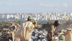 Pelo menos 16 mil pessoas em situação de rua vivem da catação na cidade de São Paulo