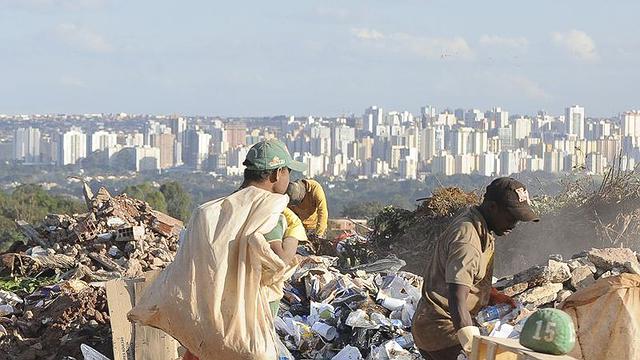 Pelo menos 16 mil pessoas em situação de rua vivem da catação na cidade de São Paulo