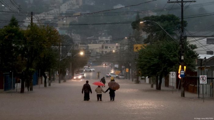 Enchentes ocorridas no Rio Grande do Sul, em maio deste ano, são exemplo recente de evento extremo ocorrido no Brasil. País também vive, no momento, secas históricas. Foto: Diego Vara/REUTERS.