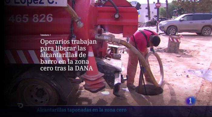 Operarios trabajan para liberar las alcantarillas de barro en la zona cero tras la DANA