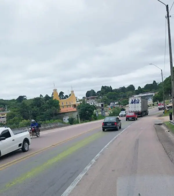 Caminhão derrama pó suspeito sobre rodovia no Paraná